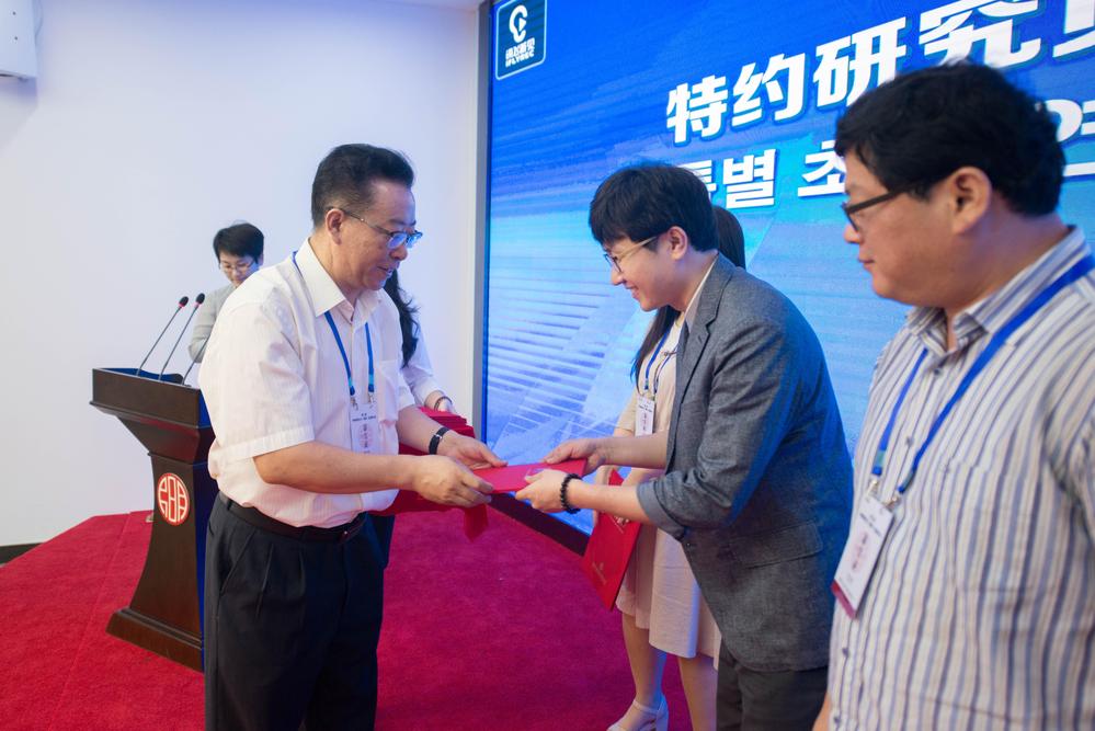 贵阳市政协副主席杜正军为特约研究员颁发聘书,王阳明,王守仁,阳明文化